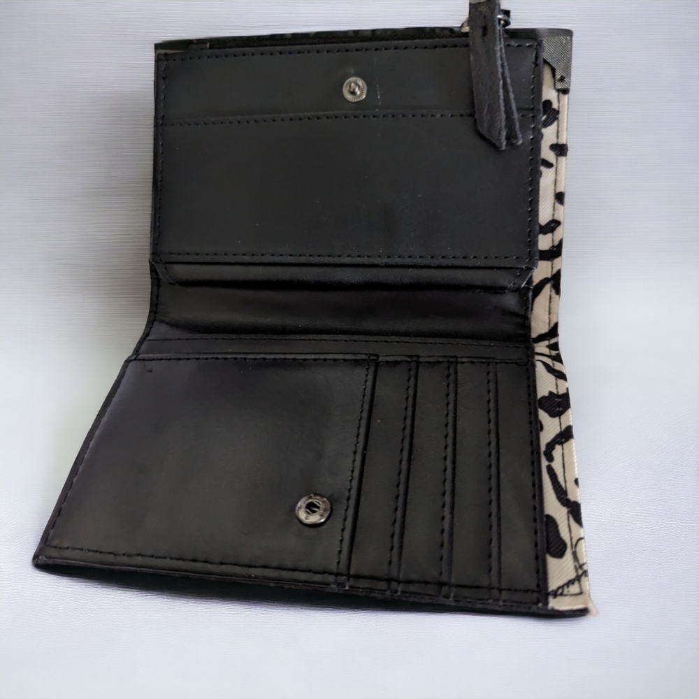 NWOT Jessica Simpson Bi-fold Wallet. - Picture 3 of 7